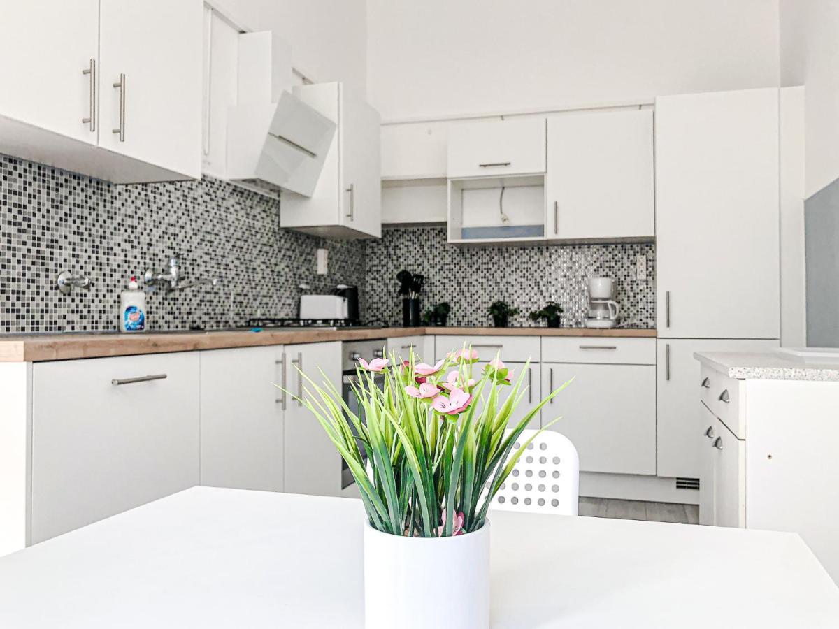 Commodious 2Br Apt. Near Akh-Perfect For Groups Вена Экстерьер фото